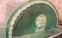 Stufa antica di colorazione verde, parte superiore