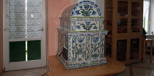 Stufa classica in maiolica con decorazioni a mano - StufArte.it